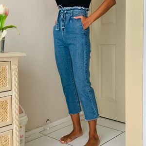 HIGH-WAISTED MOM FIT ANKLE CUT JEANS WITH BELT